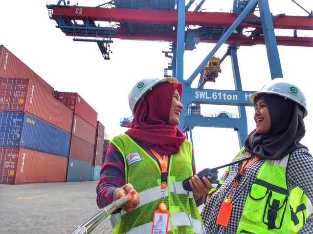 arinadiah's tweet photo. Best friends make the good times better and make the hard times easier.

" CINTA IPC UNTUK NEGERI" @indonesiaport 

#IPC24 
#PortSelfie https://t.co/9jWNymMdiq