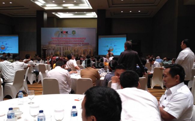 KPK Sosialisasikan Pencegahan Korupsi dan Pengendalian Gratifikasi di Lingkungan Pemko Medan bit.ly/2gIdApX <a href="/KPK_RI/">KPK</a>