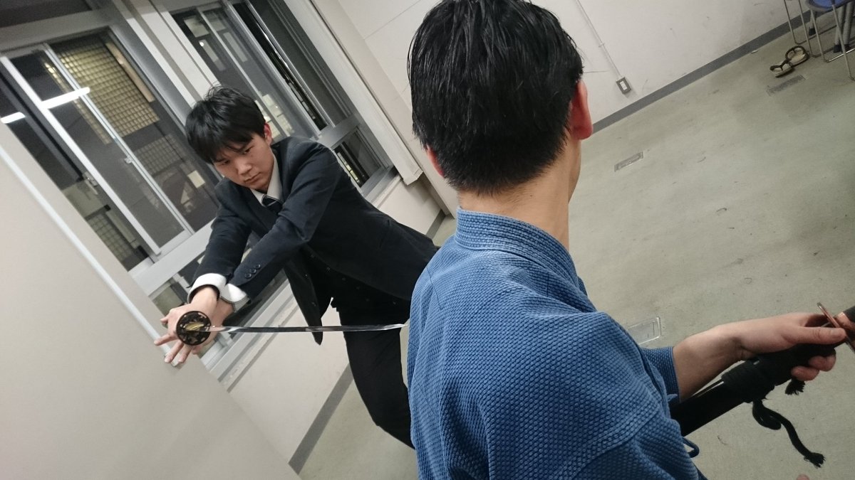 keiotenshinryu's tweet photo. 本日の慶応大学 古武術サークル 天心流稽古会より、スーツ伝（そんなものはない）による蹴爪太刀。 https://t.co/bv755mU7uy