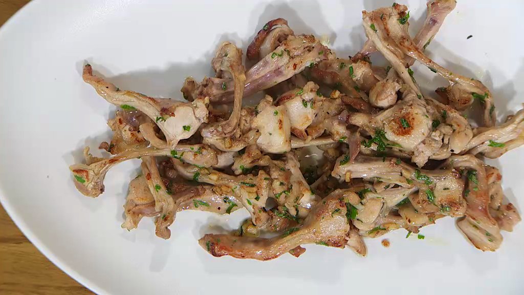 CocinaRTVE's tweet photo. ¡Y por si os falta una tapita..😍!
Costillita de conejo con #ajo
¡Vamos que empezamos!
#TorresCocina #BarTorres #FelizMiercoles #Gastronomia https://t.co/EdiV9GjbFn