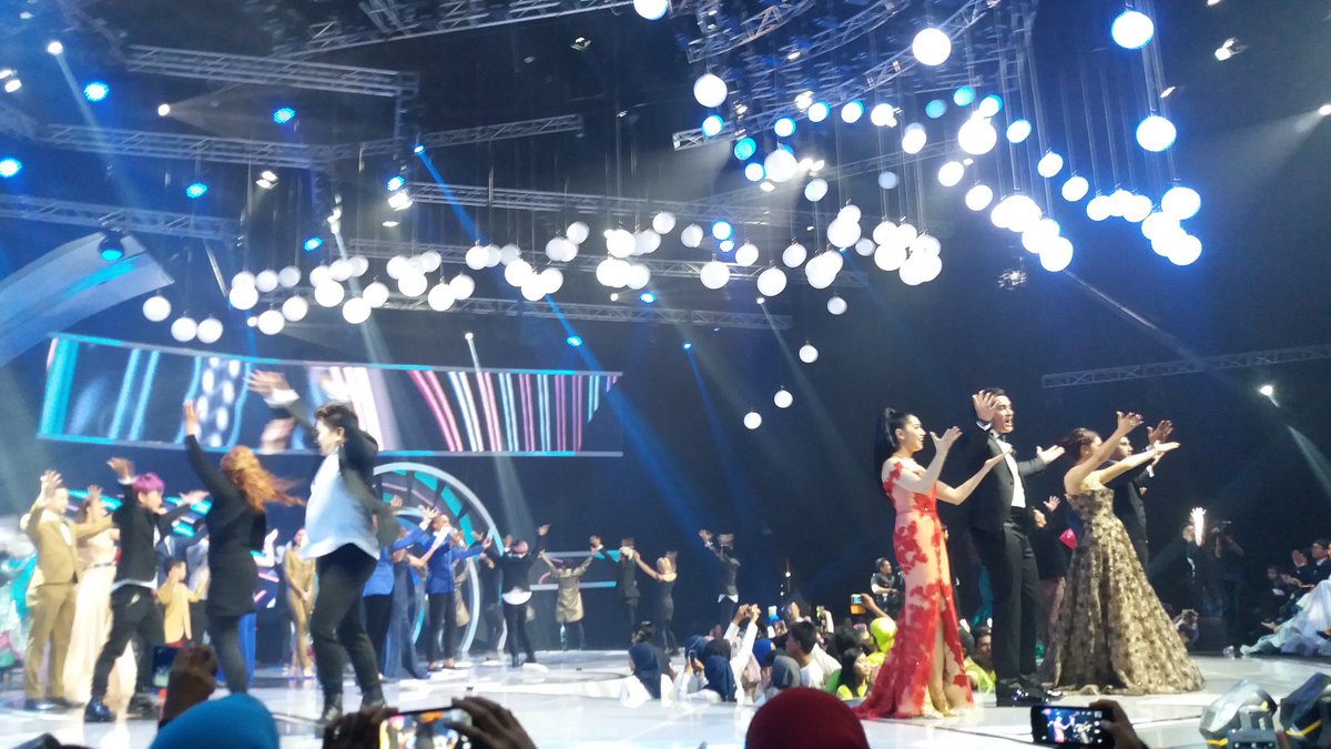 bintangcomID's tweet photo. Opening dance oleh seluruh artis yang terlibat di #SCTVAwards2016. Keceh! https://t.co/mJh3Qbvcip