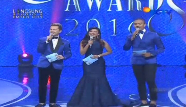 SCTV's tweet photo. Sudah ada host paling teristimewa @dhikacungkring @audimarissa_ dan @Uus__ di #SCTVAwards2016 https://t.co/b2mX1mOp8l