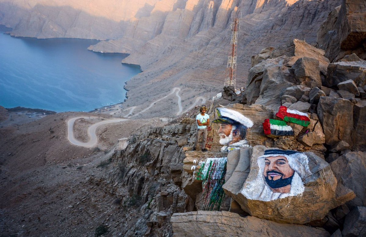 من أعالي جبال محافظة #مسندم • الفنان العماني عبدالعزيز الشحي يشارك دولة #الإمارات إحتفالها بـ #اليوم_الوطني_الـ45.