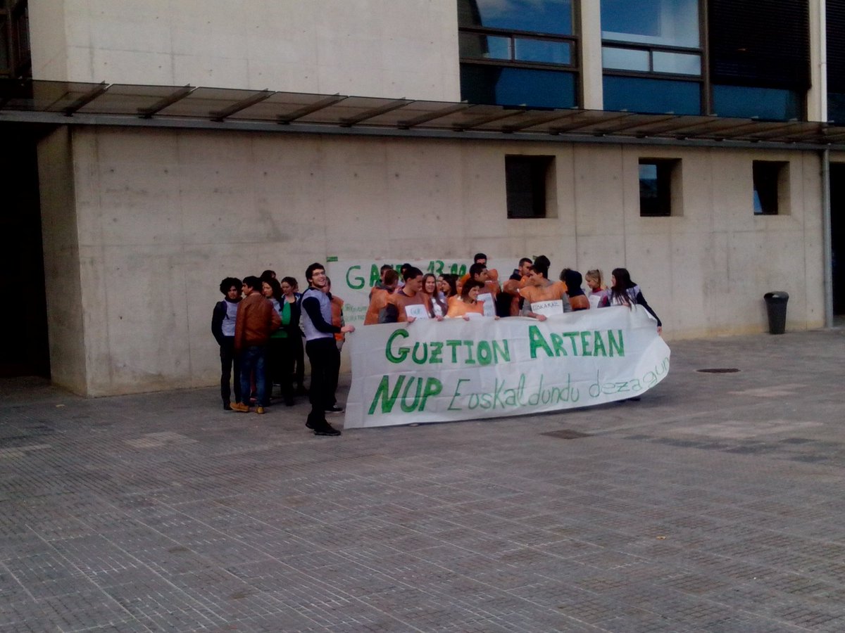 EuskaraNup's tweet photo. Korrika hastear da! Hurbil zaitezte liburutegiko plazara NUPen Euskeraren alde korrika egitera! https://t.co/XLjMvFSrgm