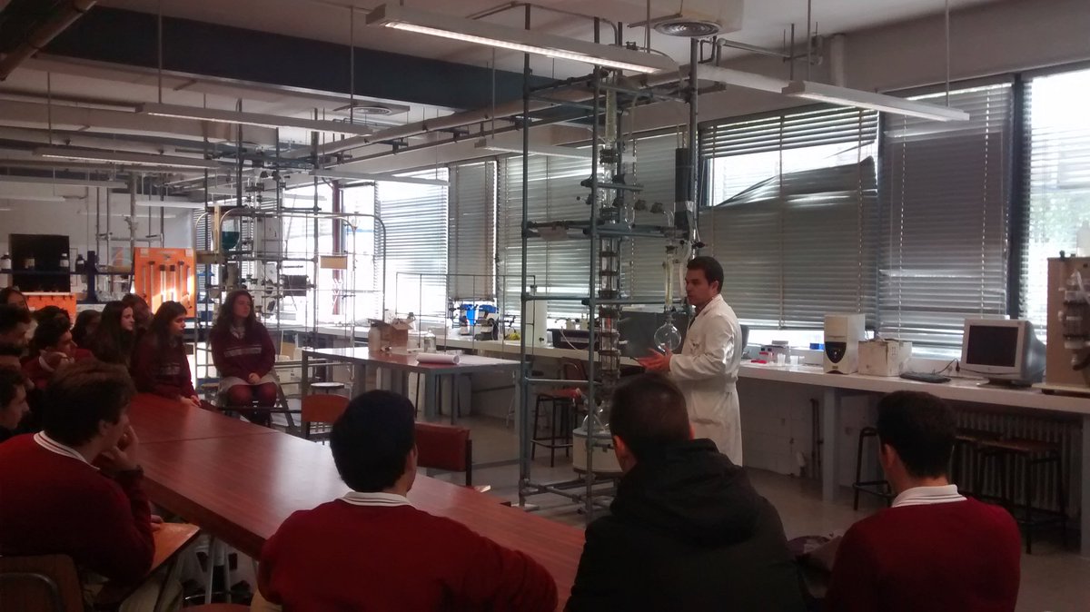 AgustinosGR's tweet photo. Los alumnos de química de 2°de Bachillerato visitan la planta piloto de Departamento de Ingeniería Química https://t.co/tvQtioGEuX