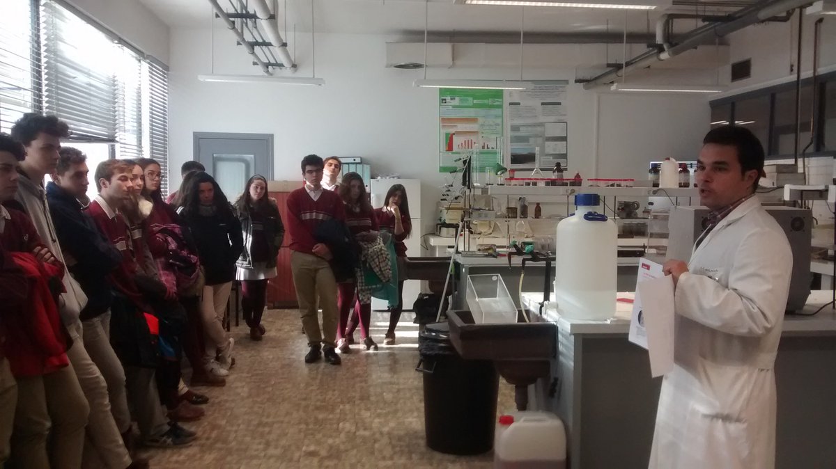 AgustinosGR's tweet photo. Los alumnos de química de 2°de Bachillerato visitan la planta piloto de Departamento de Ingeniería Química https://t.co/tvQtioGEuX