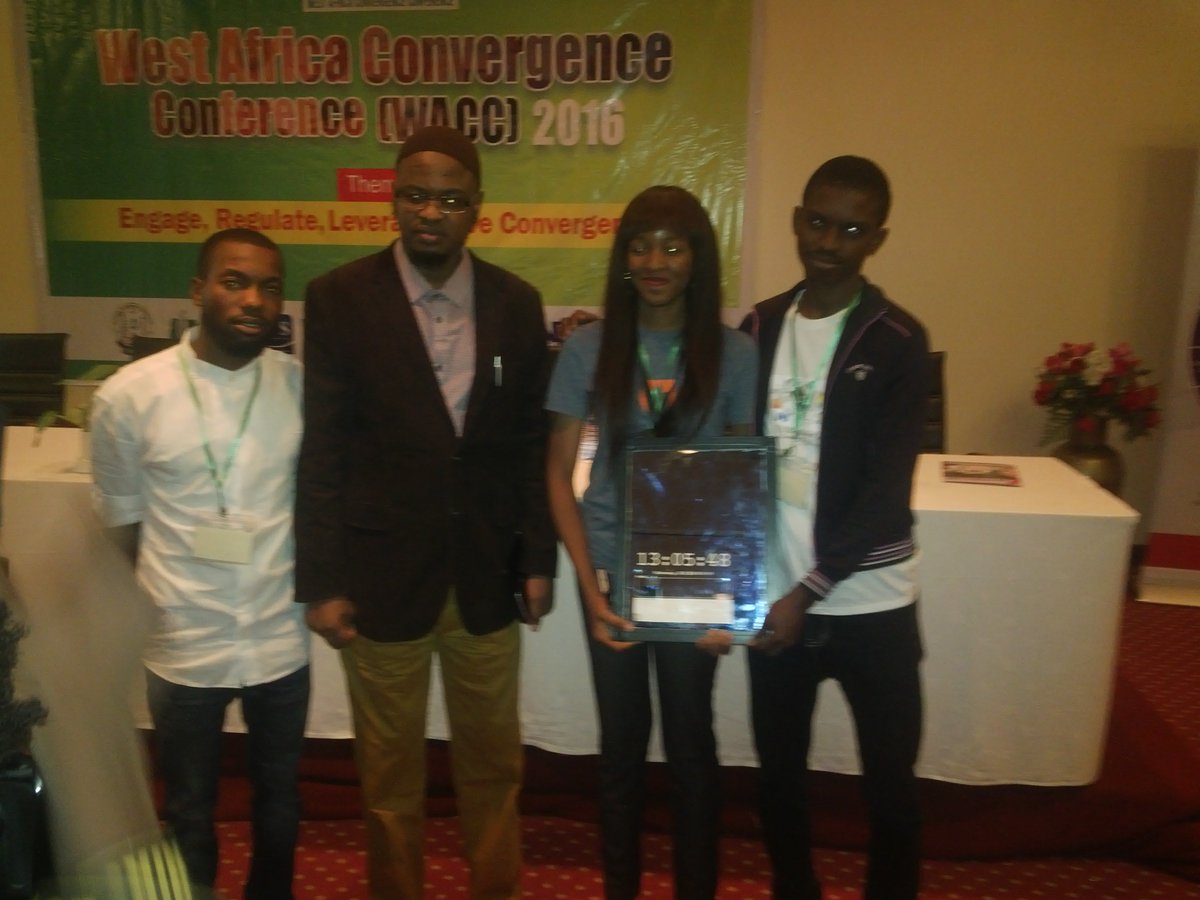 Charles003Amos's tweet image. Winners of #hackjos2016 #smartMirror with DG @nitdanigeria @projarong
