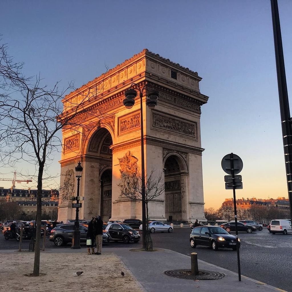 MONDIMOfr's tweet photo. Morning sun in the center of Paris #paris8ème #charlesdegauleetoile #mondimo https://t.co/xOpflxlXuT