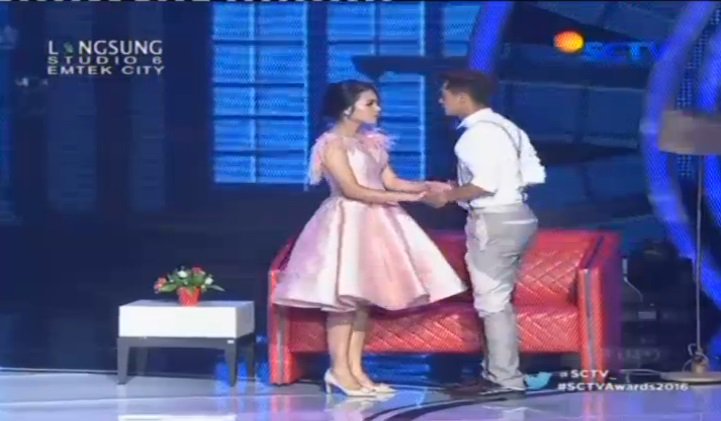SCTV's tweet photo. Wow sekarang giliran @RickyHarun45MF dan @Herfiza yang menampilkan Dance Performance diiringi lagu Mencintaimu Sampai Mati #SCTVAwards2016 https://t.co/qtydxlbMd9