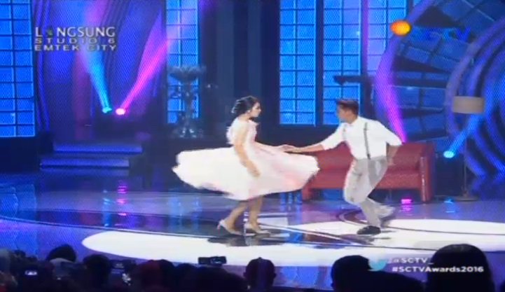 SCTV's tweet photo. Wow sekarang giliran @RickyHarun45MF dan @Herfiza yang menampilkan Dance Performance diiringi lagu Mencintaimu Sampai Mati #SCTVAwards2016 https://t.co/qtydxlbMd9