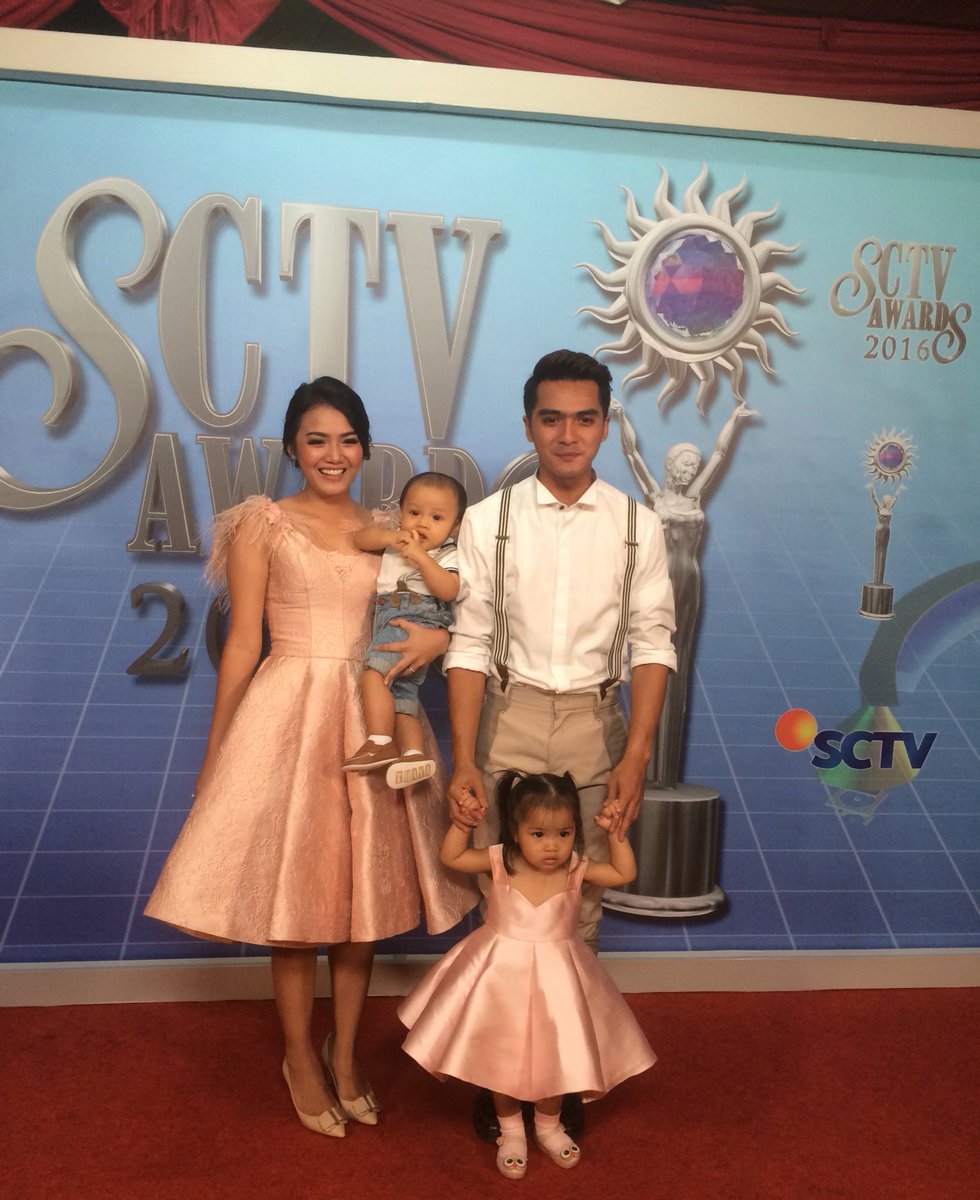 SCTV's tweet photo. Wah seru banget @RickyHarun45MF hadir bersama keluarganya di #SCTVAwards2016! https://t.co/5v7FDP0lG7