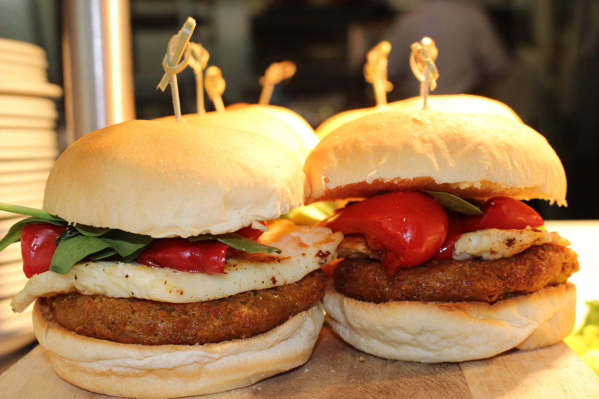 🏡made #falafel, grilled #halloumi, roast peppers &amp; #tzatziki 🍔 <a href="/MarlenaLigocka/">Marlena Ligocka</a> #simplydelicious #London @ServestFoodCo <a href="/ExtSharon/">Sharon Siggers</a> <a href="/ChefRhys/">Rhys Richardson</a>