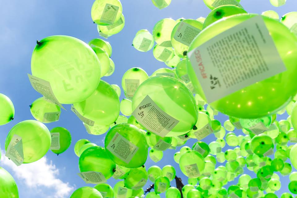 FlupRJ's tweet photo. Nossa tradicional revoada de balões colorindo o céu da CDD! #FLUPPnaCDD #FLUPP #literatura
foto: Eduardo Magalhães https://t.co/fCwcDma1l4
