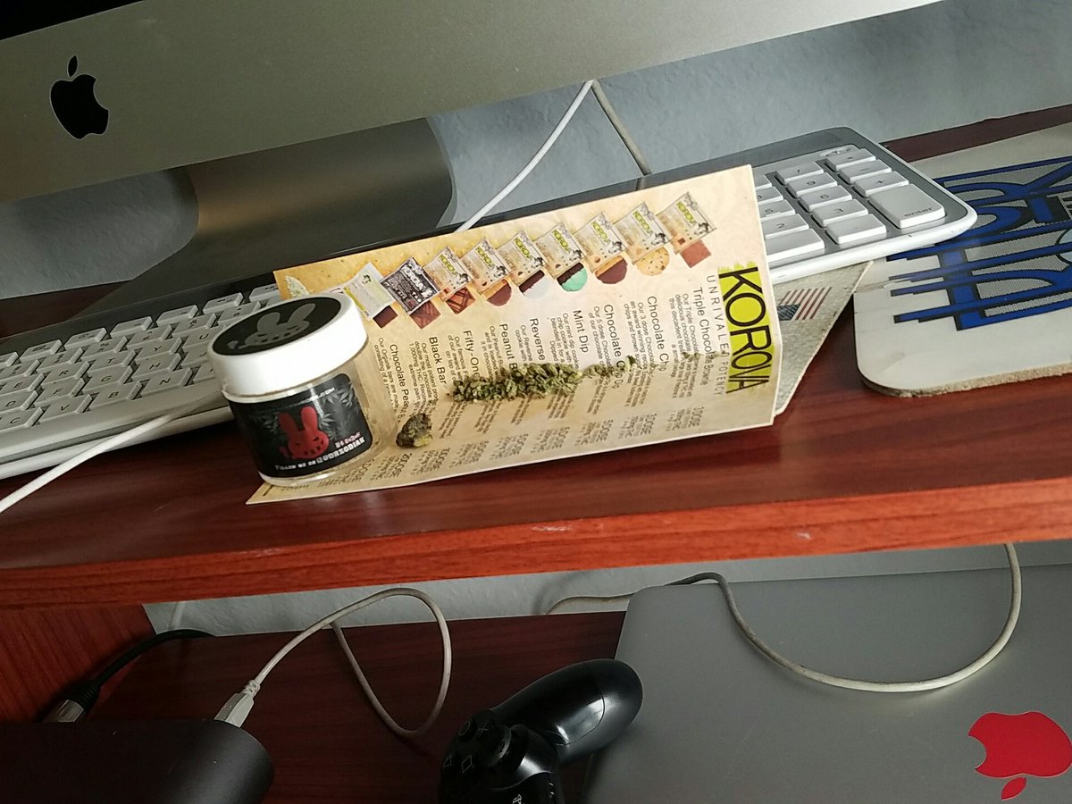 SwipeStick's tweet photo. #Stream starting after this #bakebreak session #moonrocks and #kush combo https://t.co/sz1cePwFqk