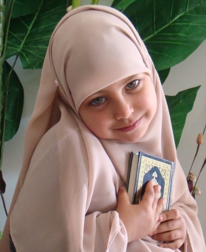 المرأة عندما تتستر ليس لأنها جميلة...
تتستر لأنها أنثى... 
والمرأة التي تظهر جمالها ليس لأنها ..
جميلة. بل لأنها تخلت عن الأنوثة..