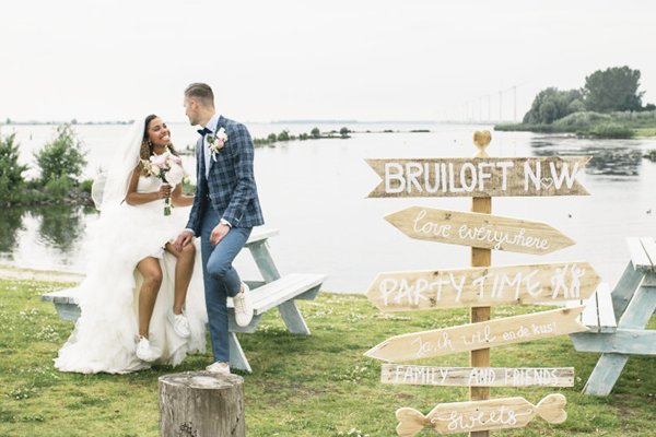 Deze bruid draagt wel hele toffe schoenen! ow.ly/2VWI306CKw9