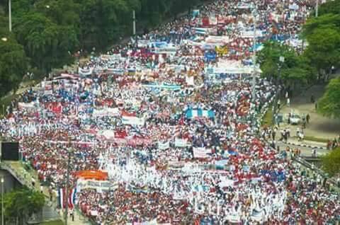 palesa_morudu's tweet image. Fidel mourned in Cuba. Apparently these Cubans live under a dictatorship.