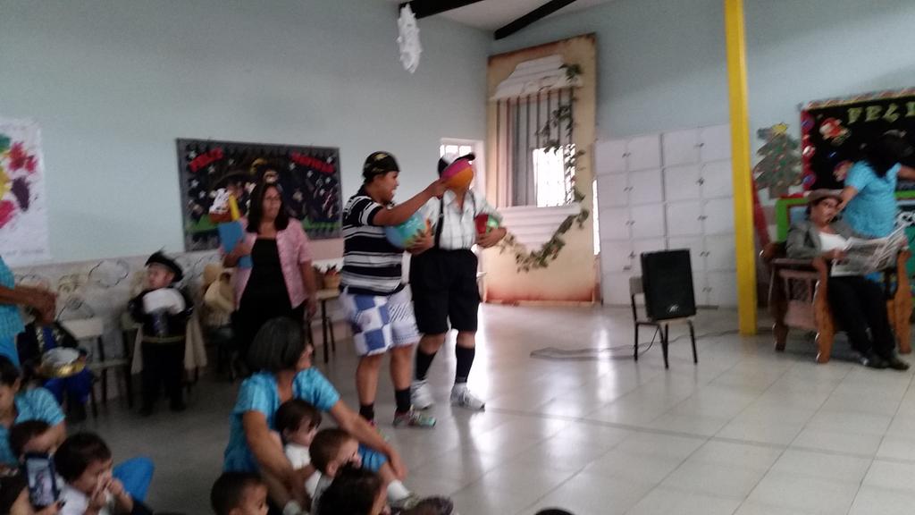 Felicitaciones al personal docente y niños que  presentaron  la obra de teatro en el Maternal Mamá Hipólita. Gracias.  #EjercitoFanb