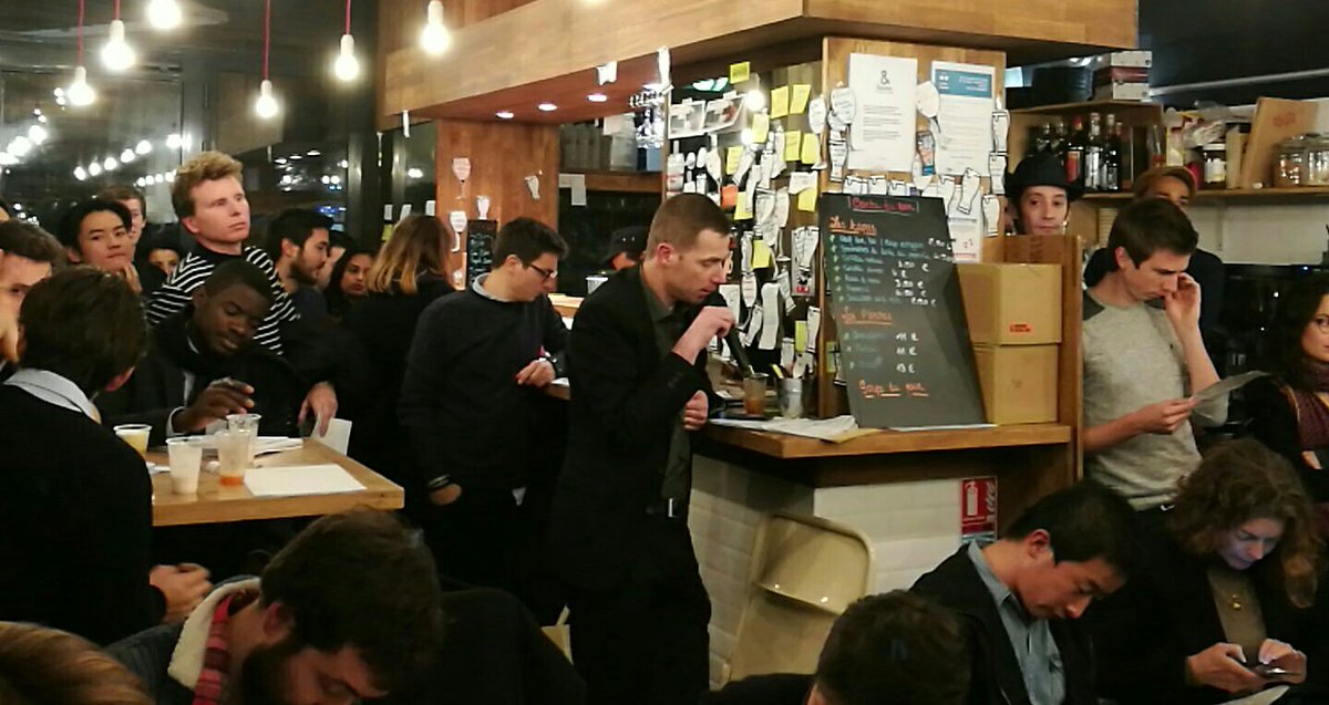 Le @SocialBarParis est comble pour découvrir 10 #innovations sociales imaginées par de jeunes porteurs de projet &amp; d'espoir #CafEcoESS #ESS