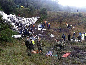 WRADIO690's tweet photo. #Milagro en medio de la #tragedia: 6 sobreviven a avionazo del equipo #Chapecoense, gracias a que la nave no explotó https://t.co/NaAVXGQ2zP https://t.co/CHQv4S8RKD