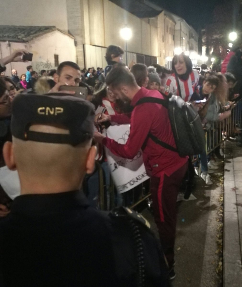 Atleti's tweet photo. Salimos hacia El Helmántico. Impresionante la afición rojiblanca a la salida del hotel #AúpaAtleti #GuijueloAtleti #CopadelRey https://t.co/D3IubsDYc9