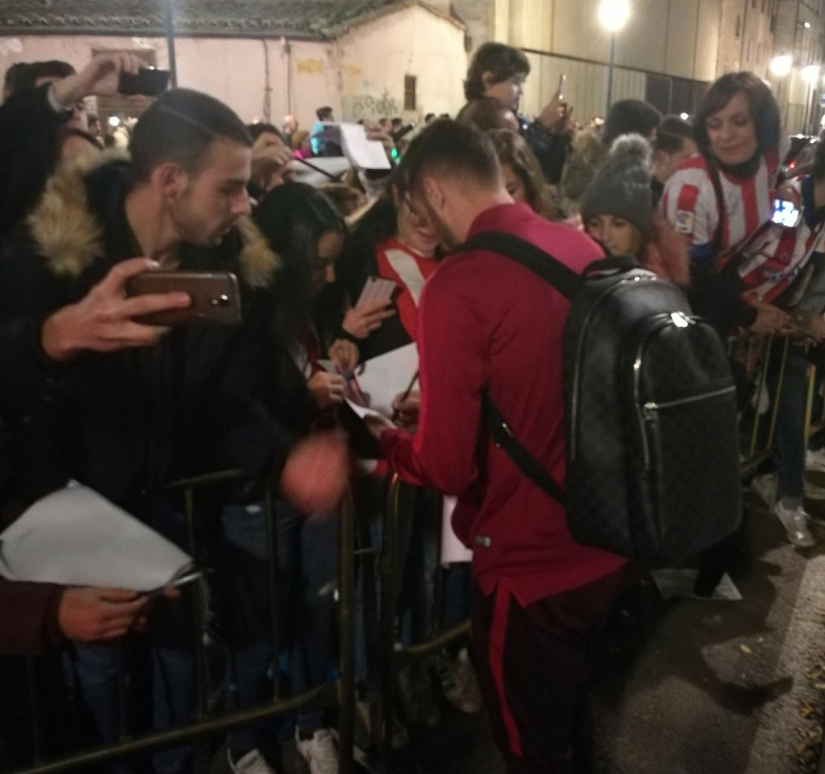 Atleti's tweet photo. Salimos hacia El Helmántico. Impresionante la afición rojiblanca a la salida del hotel #AúpaAtleti #GuijueloAtleti #CopadelRey https://t.co/D3IubsDYc9