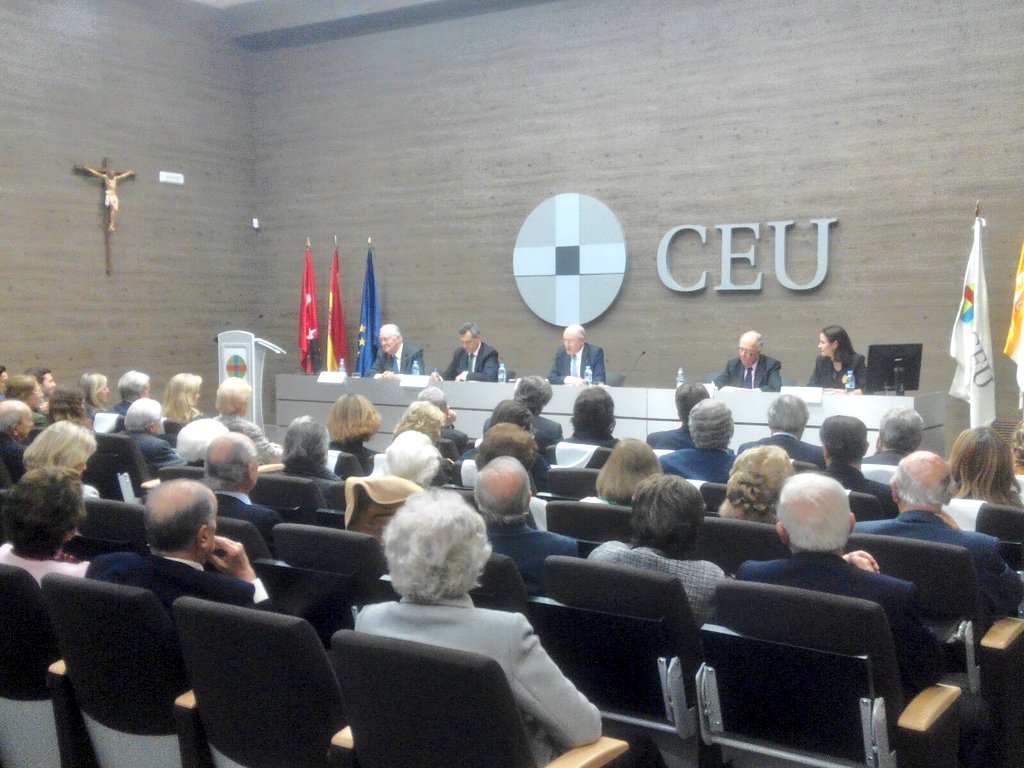 Comienza la presentación del libro 'El arte de la negociación', del Embajador Raimundo Bassols en <a href="/USPCEU/">Universidad CEU San Pablo</a>