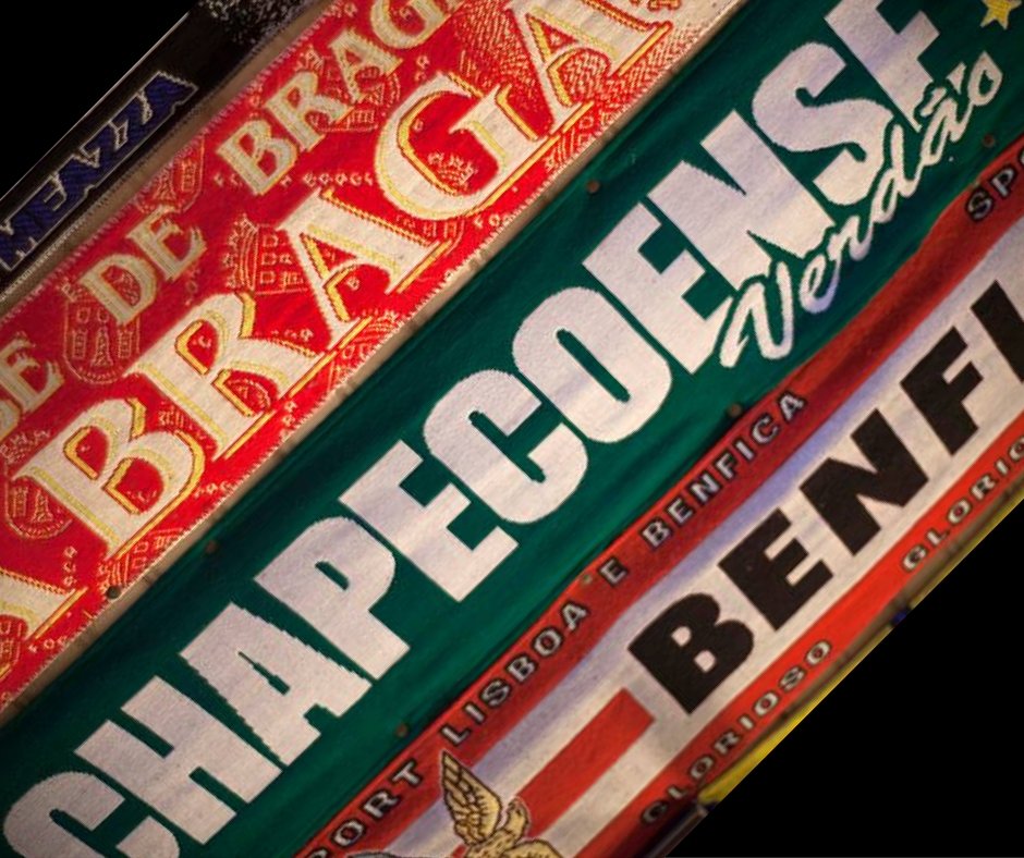 Ontem estivemos num lugar q respira futebol. No teto, essa faixa do Chapecoense. Foi coincidência mas fica nossa homenagem #ForcaChape