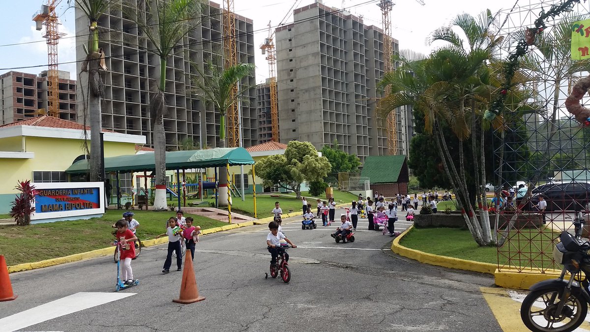 Los niños y niñas disfrutando la patinata en el Preescolar Negra Matea <a href="/CEIEjercito/">CEI del Ejército</a> #EjercitoFanb