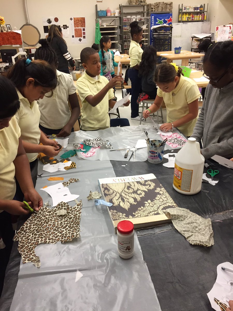 NathanPalkovitz's tweet photo. Thanks Yolanda Chetwyn for helping 5th grade get creative with mask making! @LewisBeeNews @RedClaySchools https://t.co/RoiP9WiYEd