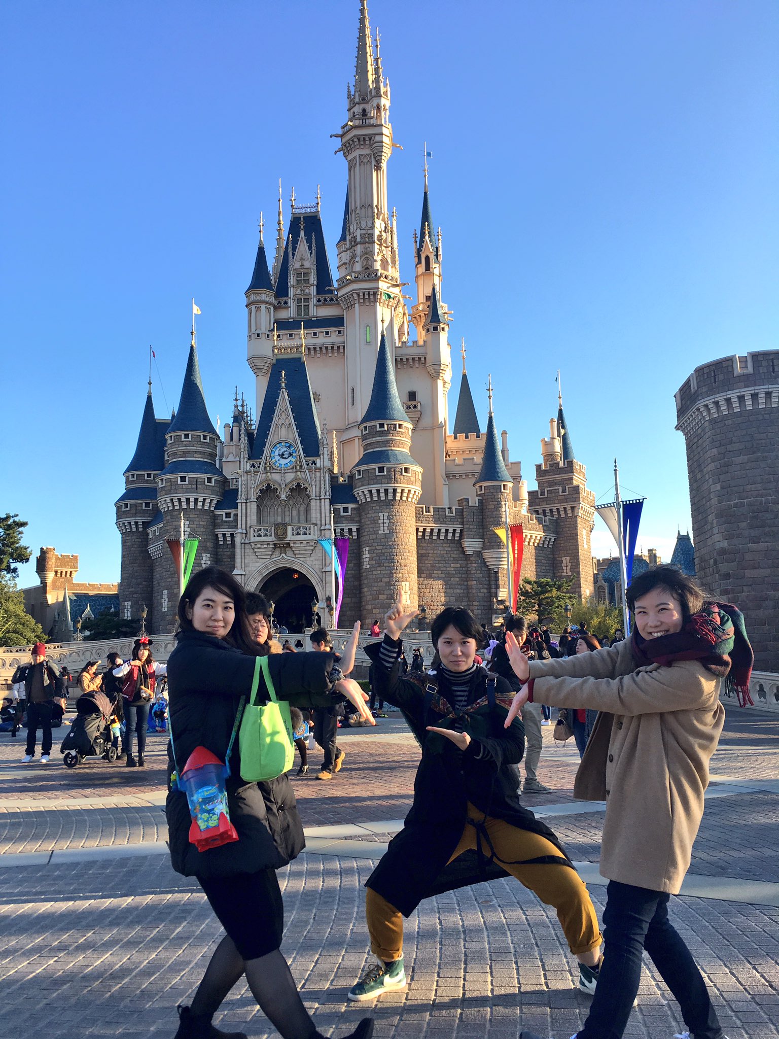 なつみ 昨日は神さま３人でディズニーランドへっ 夢の国でこのポーズをするのが ずっと夢でした 笑 みおさんにも会えて 本当に嬉しかったなぁ カナイは人間界を満喫しました あー幸せ 旋風計画 セツアンの善人 神様ポーズ T