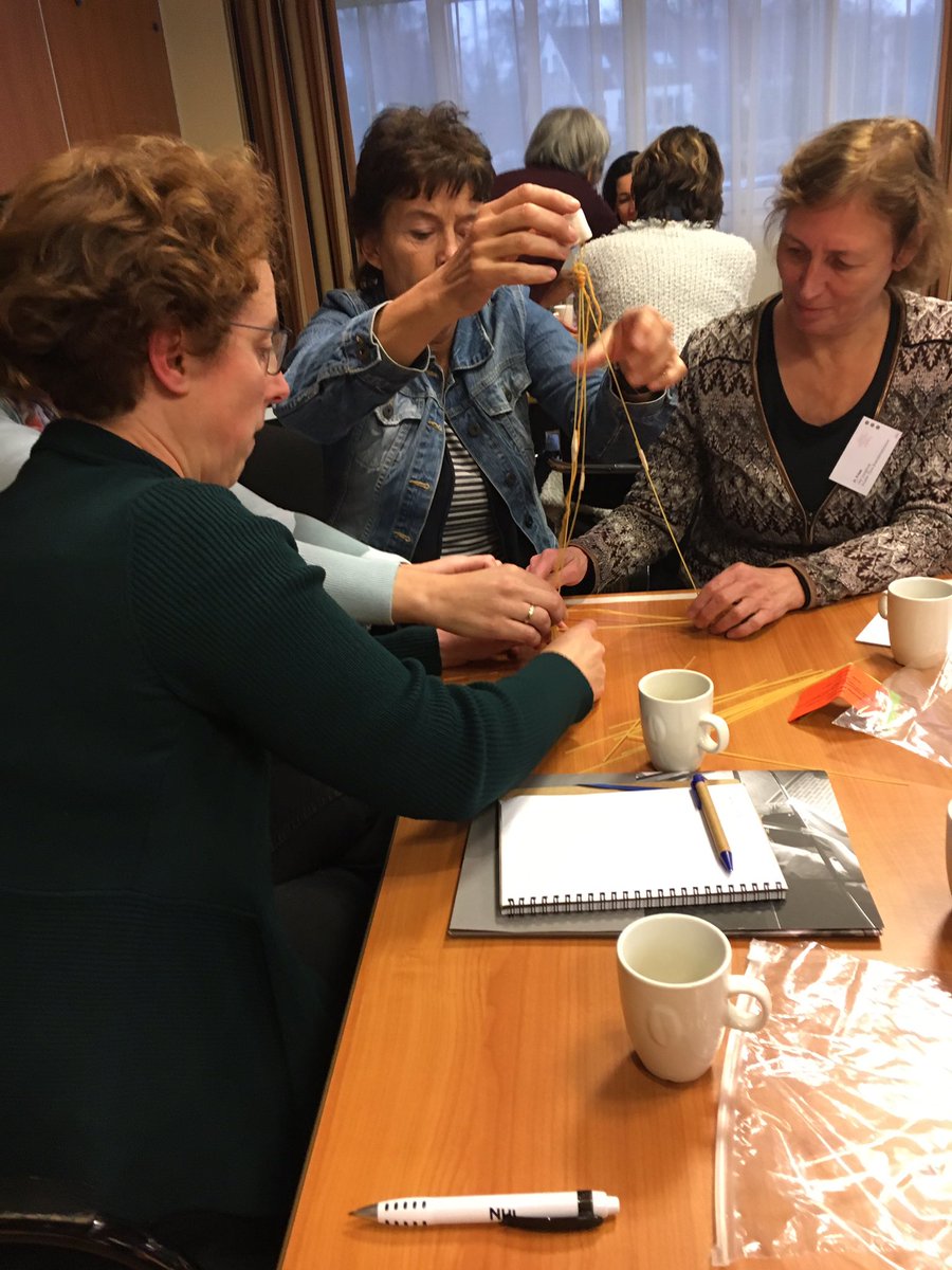 MeerTaal's tweet photo. Via de marshmallow challenge werken aan taalgerichte W&amp;T lessen olv @TechYourFuture_  conferentie @PlatformTgVo #tgvo https://t.co/DkXNLNtgLv