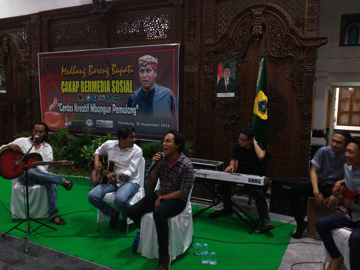 Medang bareng Bupati dengan Netizen 
Cakap Bermedia Sosial " Cerdas dan Kreatif Membangun Pemalang"