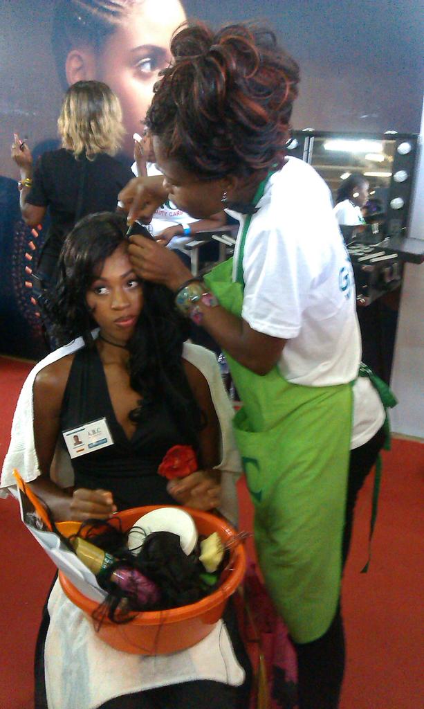 FoireDeLome's tweet photo. Une candidate au concours de coiffure du SICOBE réalisant une coupe à son modèle! https://t.co/yNmCqOUWsW
