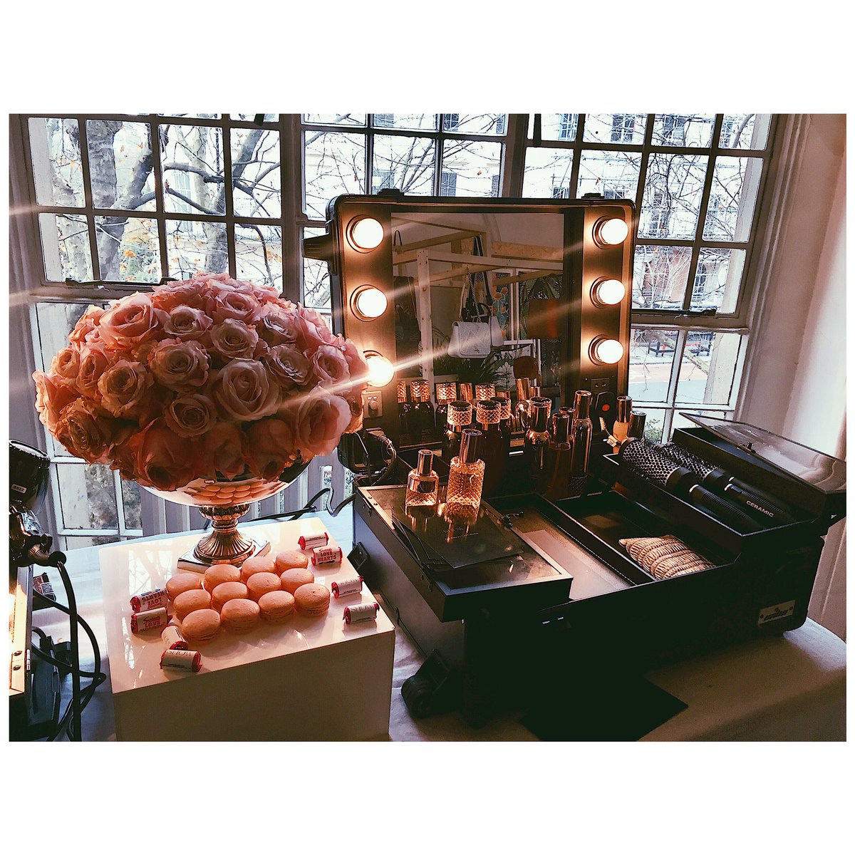 alicec_pr's tweet photo. Afternoon read? #HOFSS17 Press Day @UKBloggers1 @NE_Bloggers #london #fbloggers #bbloggers #lbloggers #interior https://t.co/sV8q3tt28j https://t.co/KDBatJhaSS