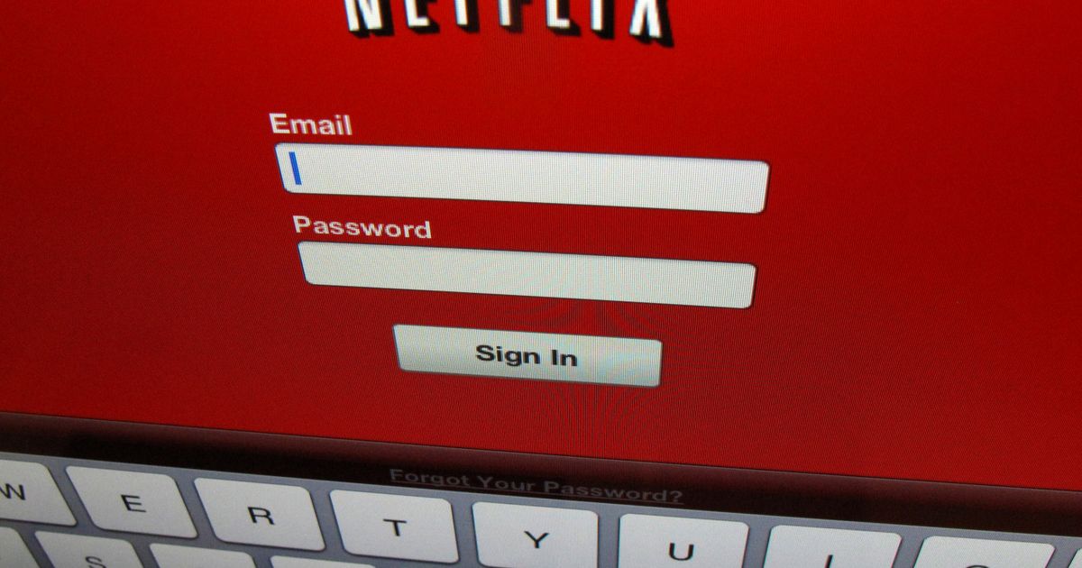 engadget's tweet photo. Netflix says it is finally adding offline playback https://t.co/oxBaoUIlxo https://t.co/xPC6LQTQsE