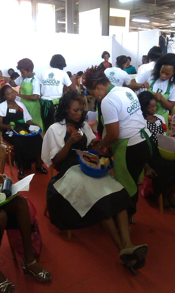 FoireDeLome's tweet photo. Ils sont tous occupés et concentrés sur leurs modèles! #TGFIL13 https://t.co/KgRvaysJPi