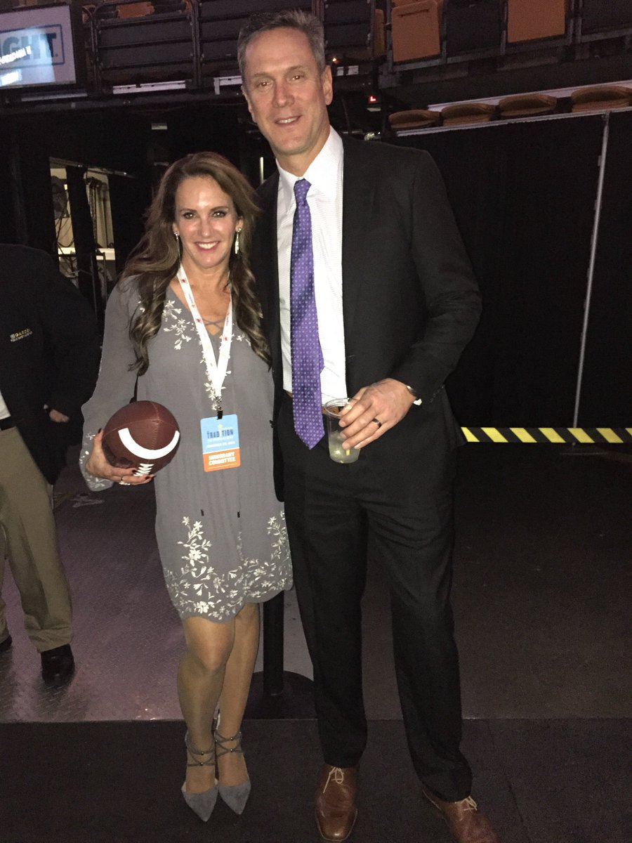 sportssell's tweet photo. @DrewBledsoe Congrats! Can't wait to try @doublebackwine #Tradition2016 #TheSportsMuseum #FootballLegacyAward https://t.co/0z3593zNyM