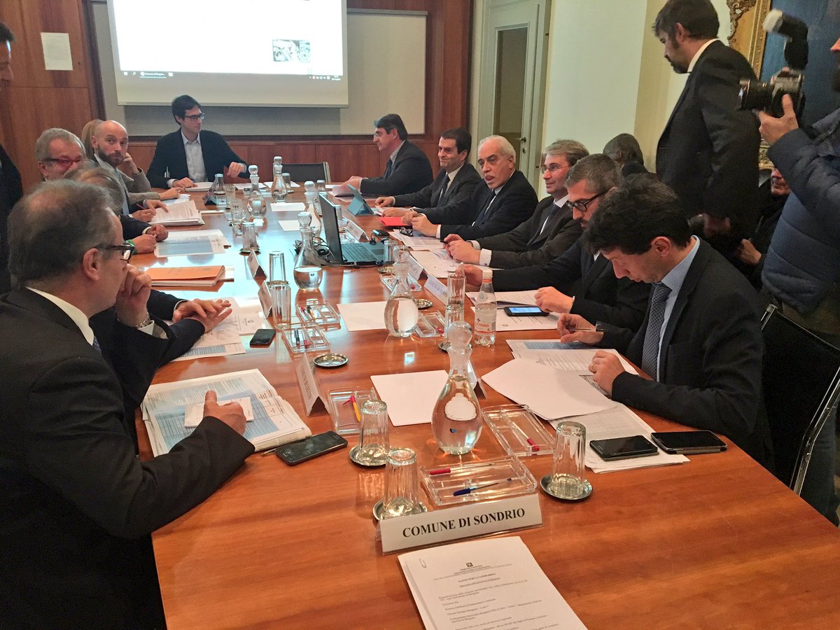 Riunione dei #sindaci della #Lombardia a #PalazzoFrizzoni con <a href="/RobertoMaroni_/">Roberto Maroni</a> per parlare di #PattodellaLombardia. #Bergamo #openBergamo