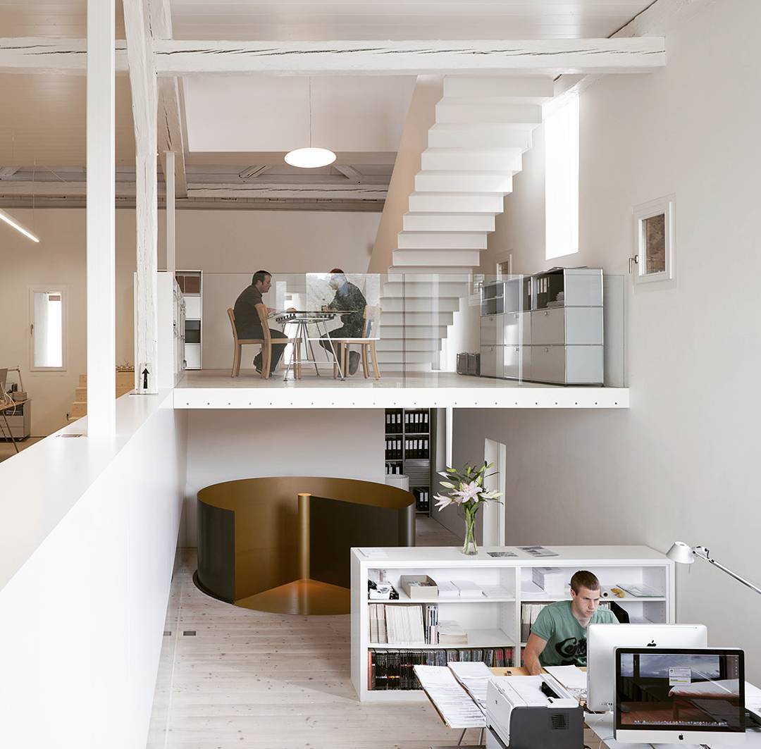 A Farmhouse for an Architect. @OPPENOFFICE  <a href="/BHuesler/">Beat Huesler</a> ow.ly/rU3V306zDfc