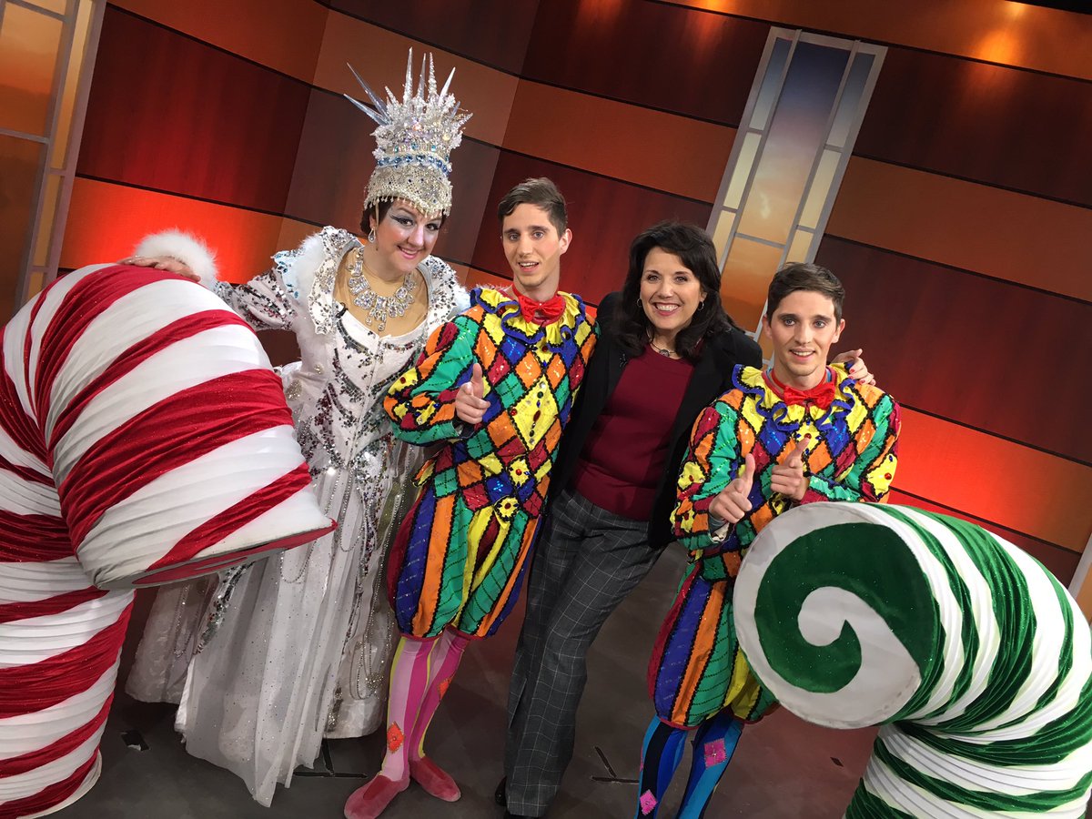 What fun to meet some of the cast #cirqueholidaze <a href="/TulsaPAC/">Tulsa PAC</a> tonight!