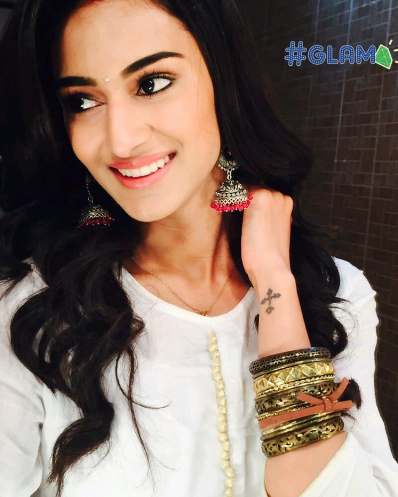 DevakshiFanpage's tweet photo. The Glam Girl😘😘😍 #KuchRangPyarKeAiseBhi #KRPKAB #mrsdixit #DevAkshi #erica #beautifulerica #ericafernandes #beautyqueen #gorgeous @IamEJF https://t.co/dJTM0BR2vG