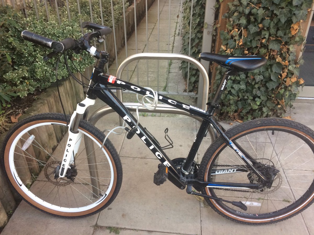 simondd119's tweet photo. Lock it don't loose it. Police bike theft advice in action! #Bikesecurity https://t.co/HrT8GpgDx8