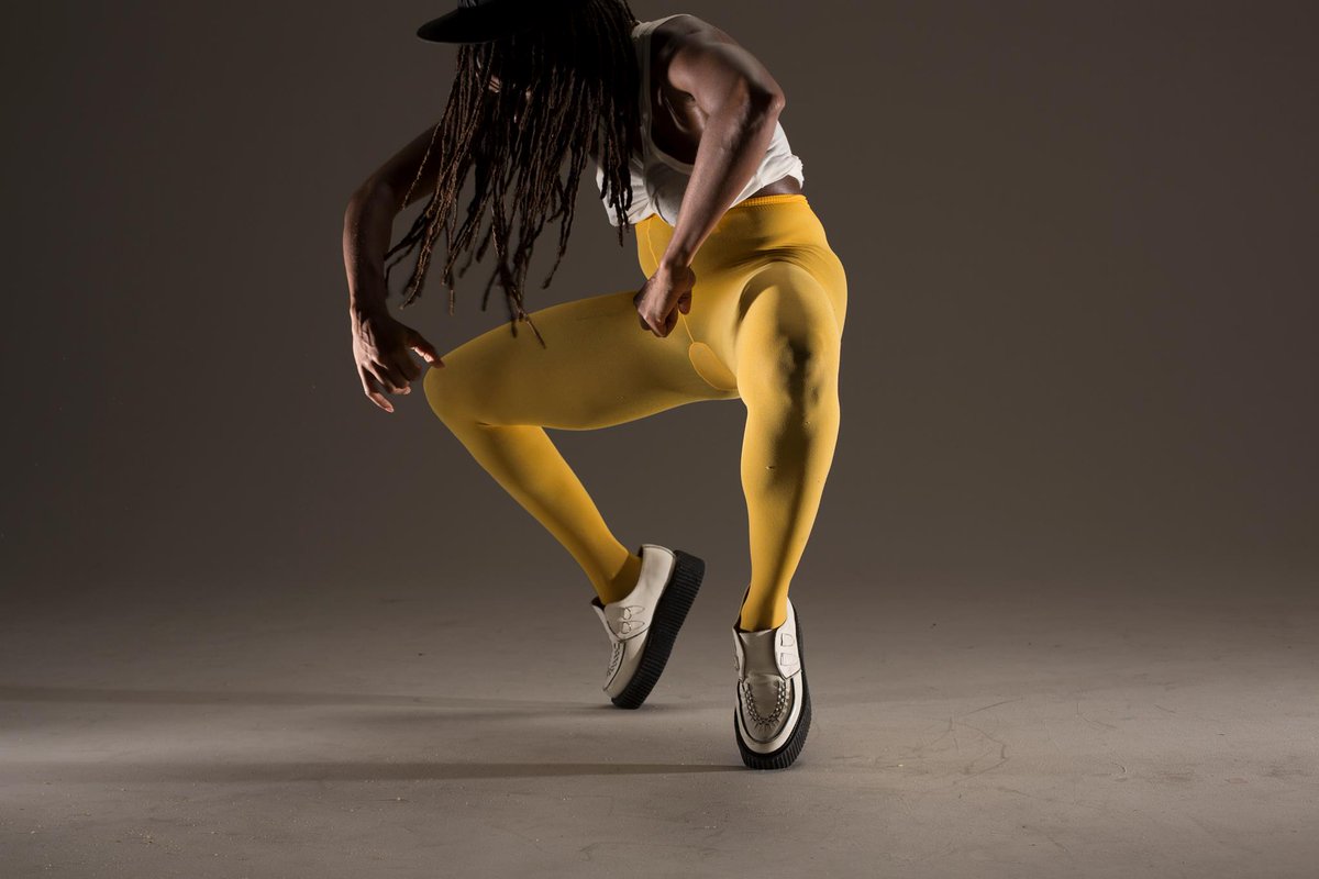 Entre gravité + bouffonnerie, <a href="/danamavismichel/">DANA MICHEL</a> creuse des stéréotypes de la #culturenoire avec #YellowTowel po.st/VPNgnC 1+8 déc.