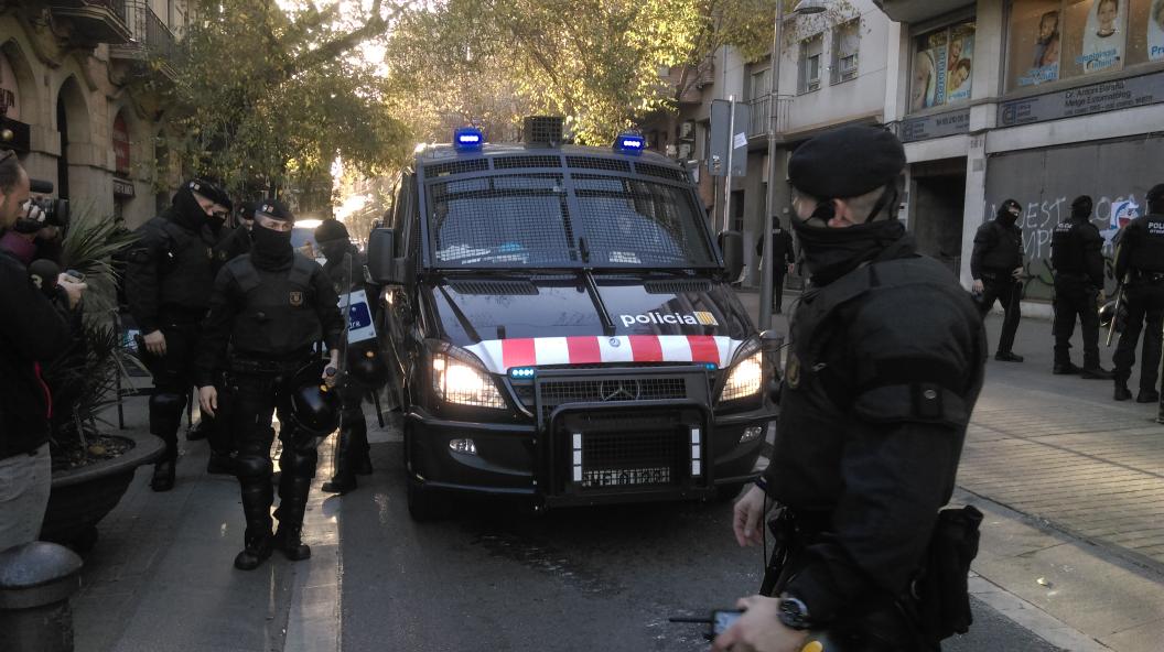#ÚLTIMAHORA | Operaris tallen planxa de ferro i <a href="/mossoscat/">Mossos</a> tornen a entrar <a href="/Banc_Expropiat/">💘 Banc Expropiat 🔥</a> directa.cat/actualitat/un-…