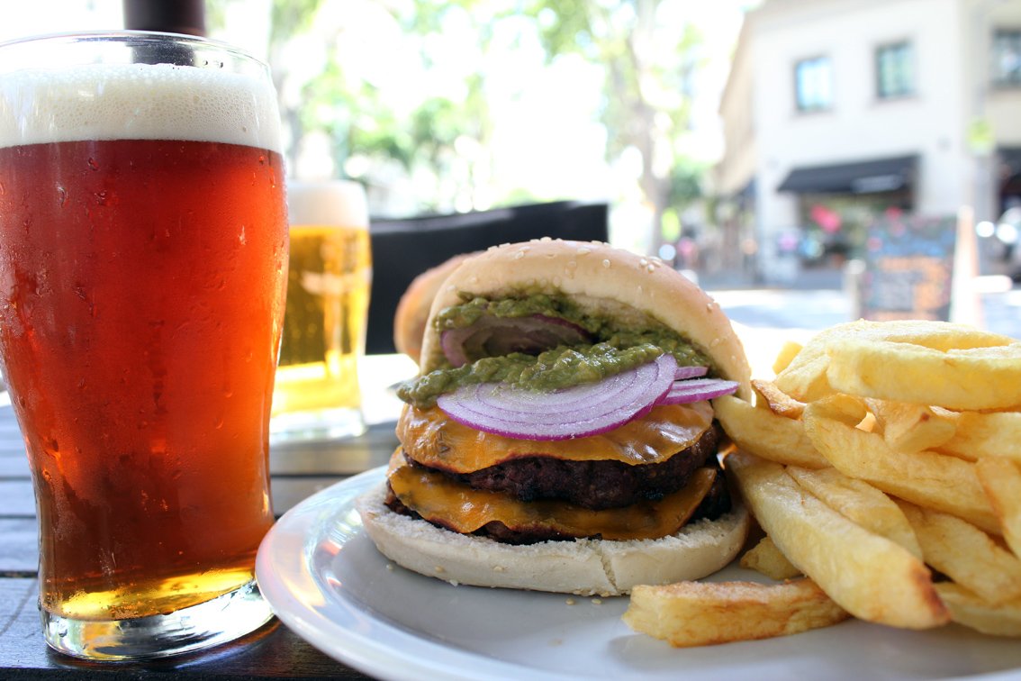 Sullivans_pub's tweet photo. Cortá con la semana y la rutina. Vení este mediodía por tu burger de luxe, tenemos 6 versiones que explotan de sabor!! https://t.co/hk4pW5y9H3