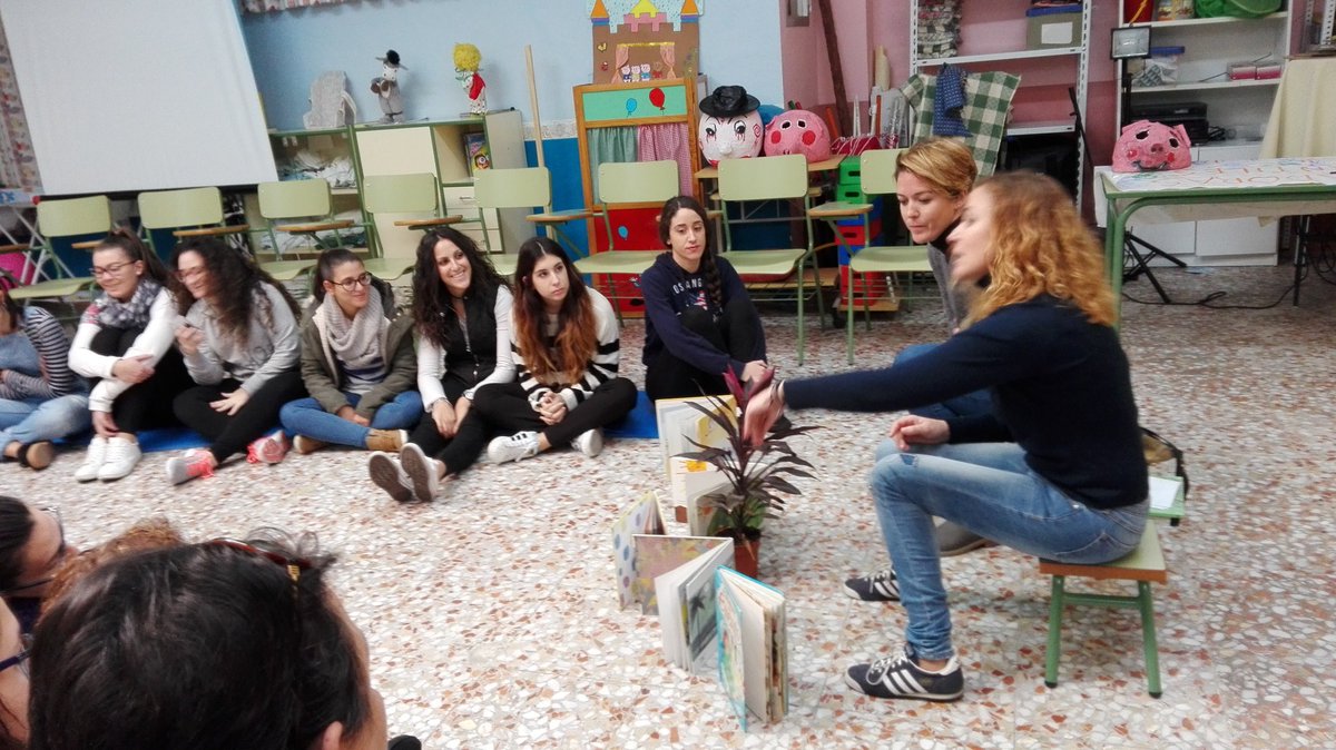 AsocTeseim's tweet photo. Taller de cuentacuentos en @CepMolina , con alumn@s de primero. Mil gracias por hacerlo tan fácil y ameno!!! https://t.co/YhLHOnNyr0