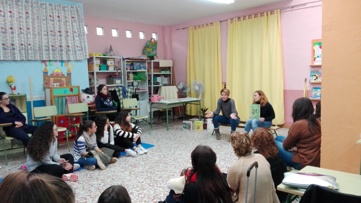 AsocTeseim's tweet photo. Taller de cuentacuentos en @CepMolina , con alumn@s de primero. Mil gracias por hacerlo tan fácil y ameno!!! https://t.co/YhLHOnNyr0