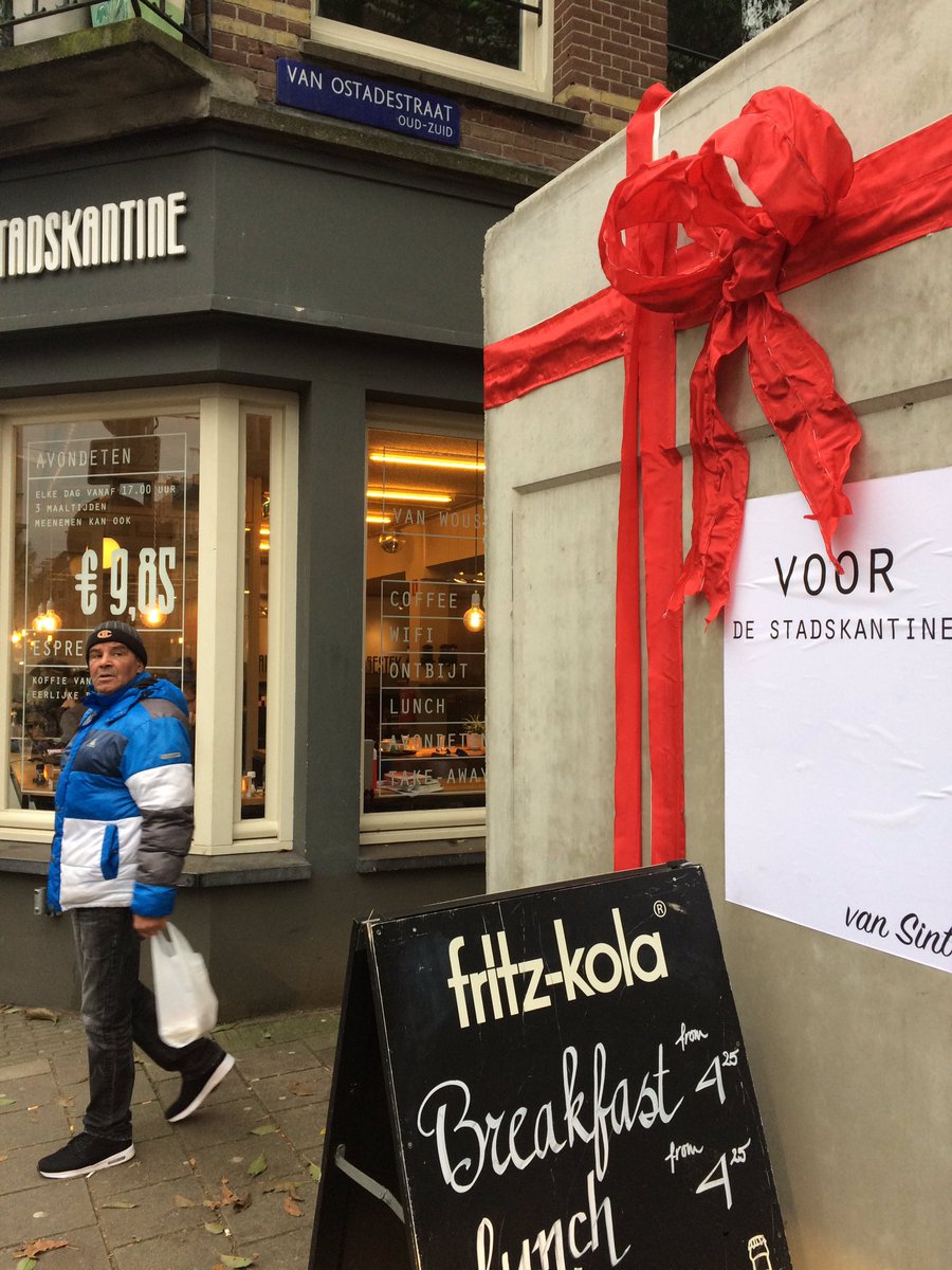 Goeie Sinterklaasactie van <a href="/Stadskantine/">De Stadskantine</a> tijdens de plaatsing van ondergrondse afvalcontainers