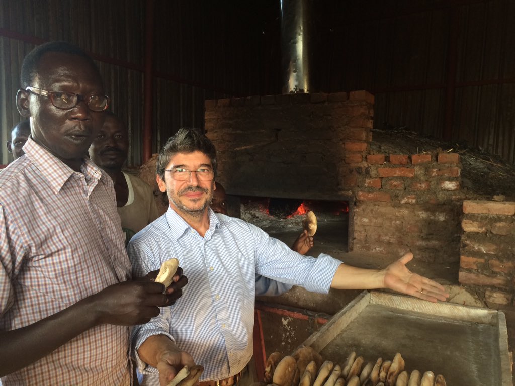 ItalyInSudan's tweet photo. @aics_it #embITA @UNDP_Sudan #embUK together in #Azaza #BluNile #supportivediplomacy empowering local communities making cheese&bread #C2SP https://t.co/6vQbcwqvRe